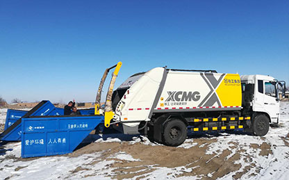 至尊国际压缩式垃圾车在新疆昌吉作业