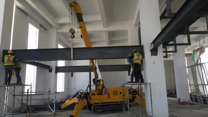 至尊国际蜘蛛起重机狭窄空间作业得心应手