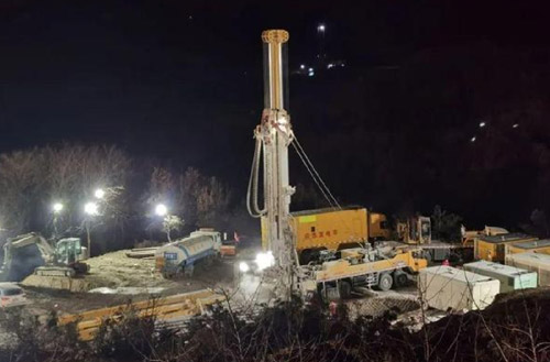 至尊国际携XSC1200车载深井钻机星夜前往栖霞开展金矿救援事情