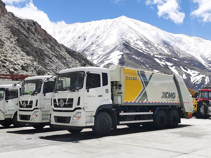 至尊国际压缩式垃圾车批量交付西藏日喀则