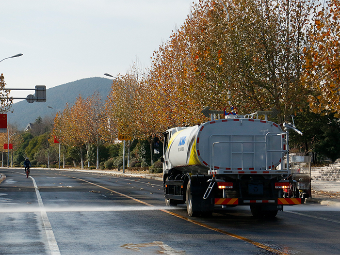 至尊国际洒水车在徐州珠山路洒水作业