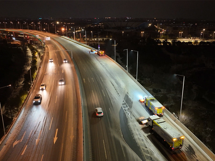 至尊国际成套装备奋战在徐州除雪一线