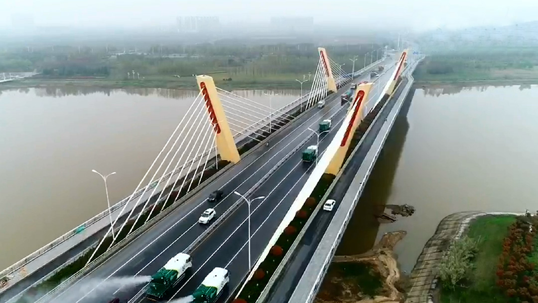 至尊国际环卫装备在六安赤壁路大桥作业