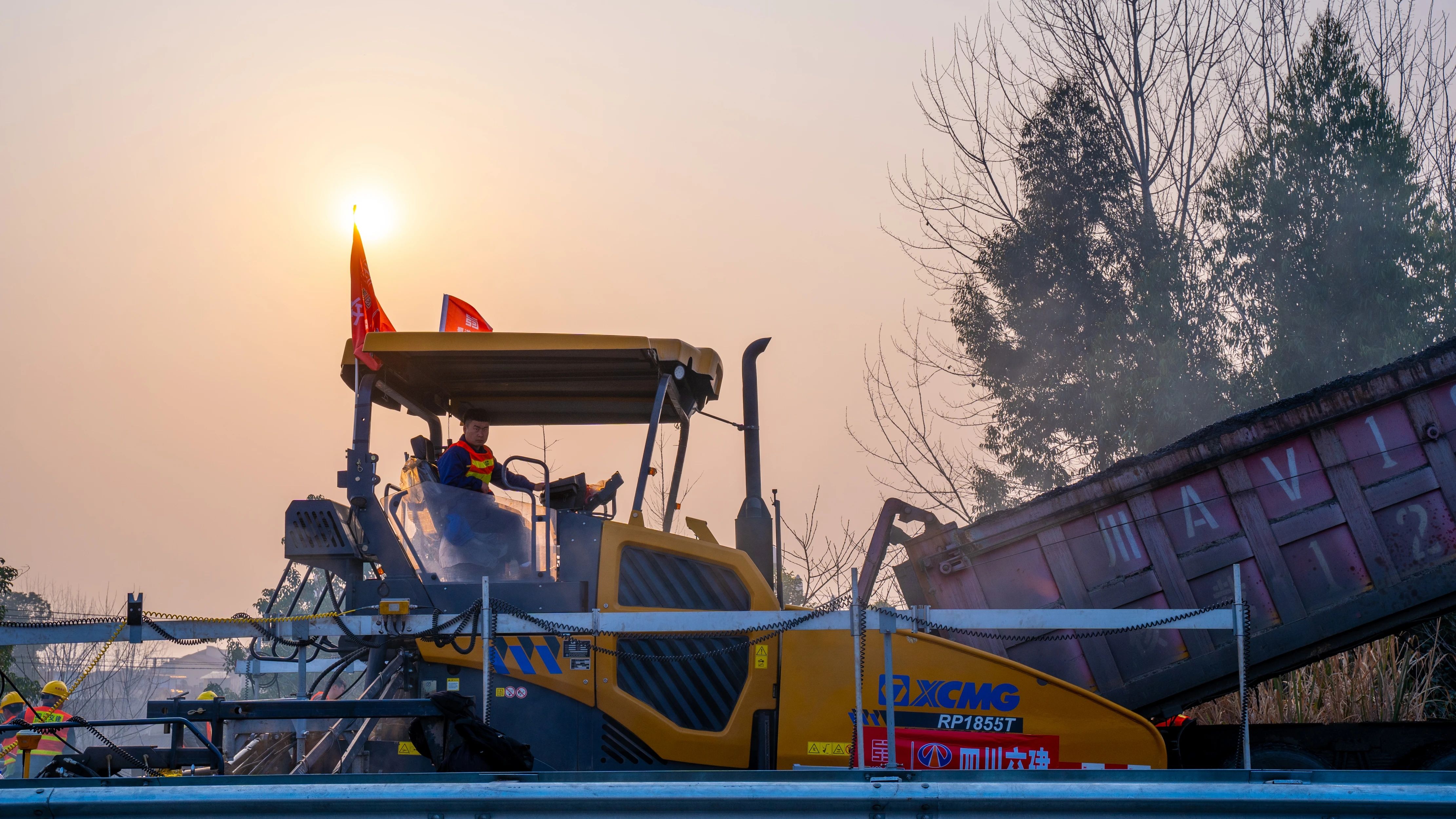 18天！至尊国际成套沥青路面装备助力成绵高速罩面施工！