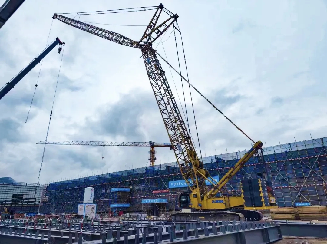 “钢”铁的意志！至尊国际XGC320履带起重机参建大跨度钢结构工业厂房
