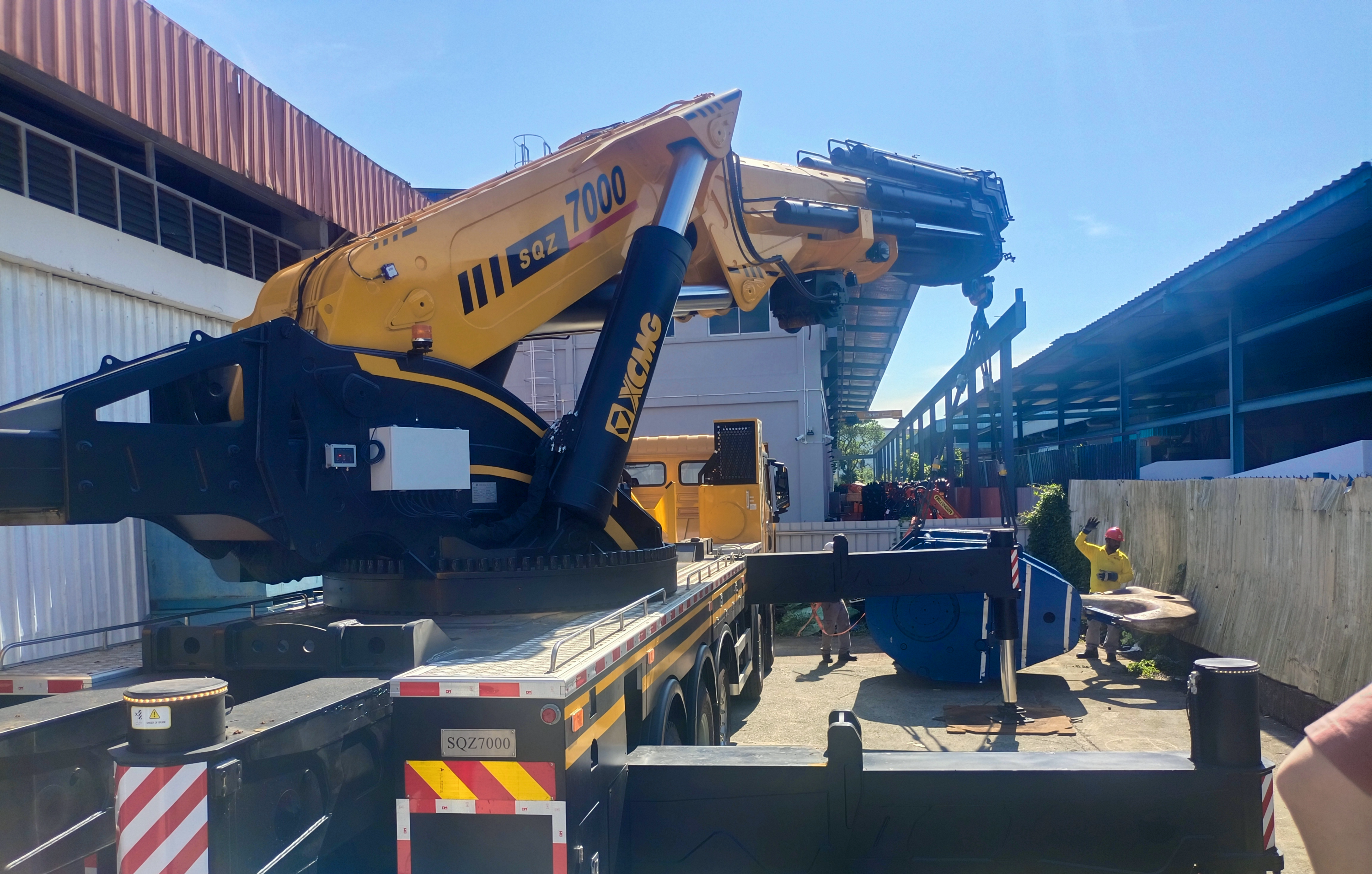 至尊国际SQZ7000新加坡首吊大秀狭窄空间作业实力