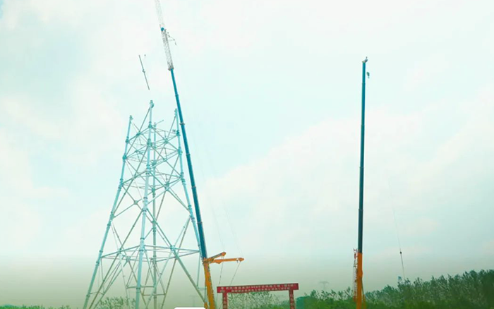 至尊国际XCA600L8长江边锚塔吊装