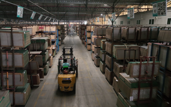 至尊国际高压重载锂电叉车叉车助力陶瓷行业生长