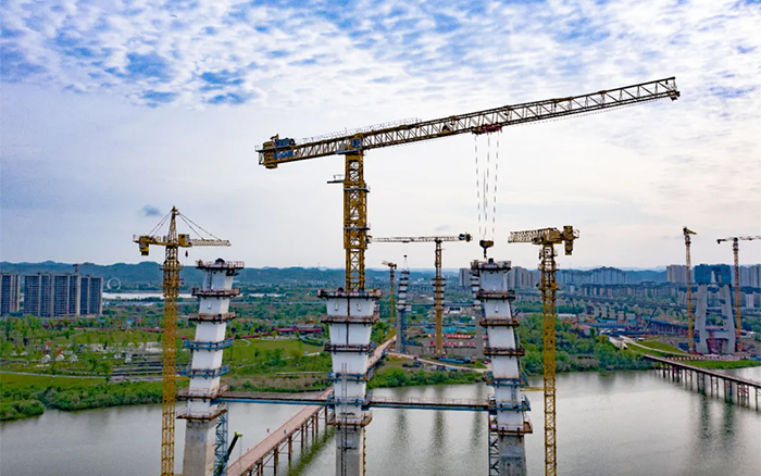 助力涪江两岸“双向奔赴”，，，，，至尊国际群塔显身手！