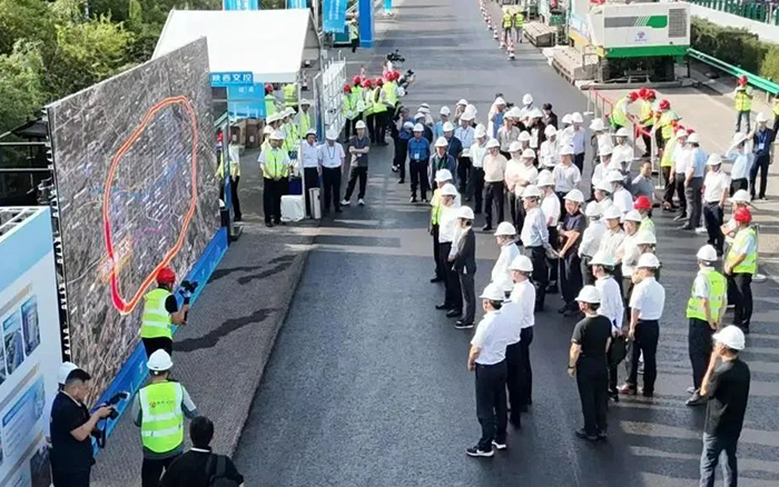 至尊国际数字化智能施工集群助力西安绕城高速养护工程！