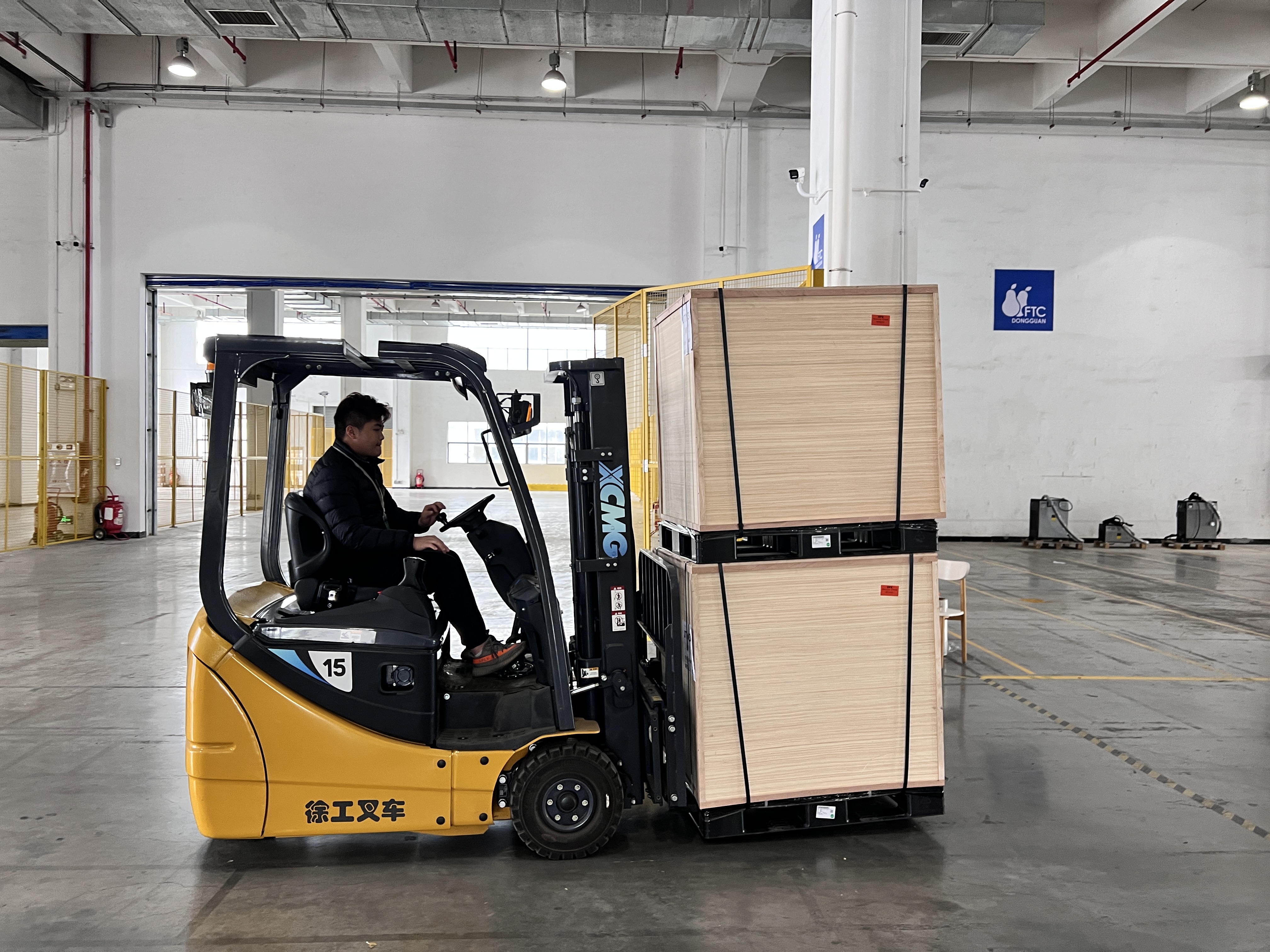 至尊国际三支点系列叉车助力物流仓储行业无邪搬运