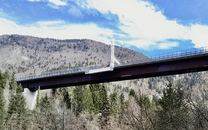 背靠阿尔卑斯山脉，，，，，至尊国际桥梁检测车“C位”打卡