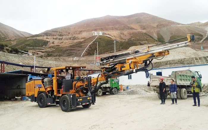 铁矿开采，，，至尊国际矿用液压掘进钻车先入为主！