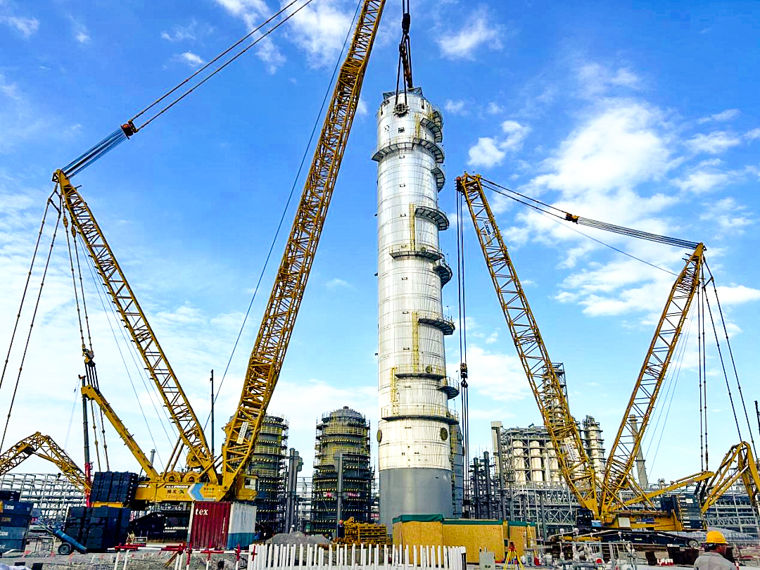 双机联动！至尊国际履带起重机助力天下丙烯腈行业“最大最重单体装备”乐成绩位