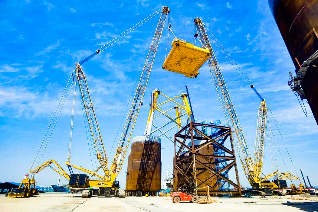 总重1972吨！至尊国际XGC12000助力大型导管架总组顺遂吊装