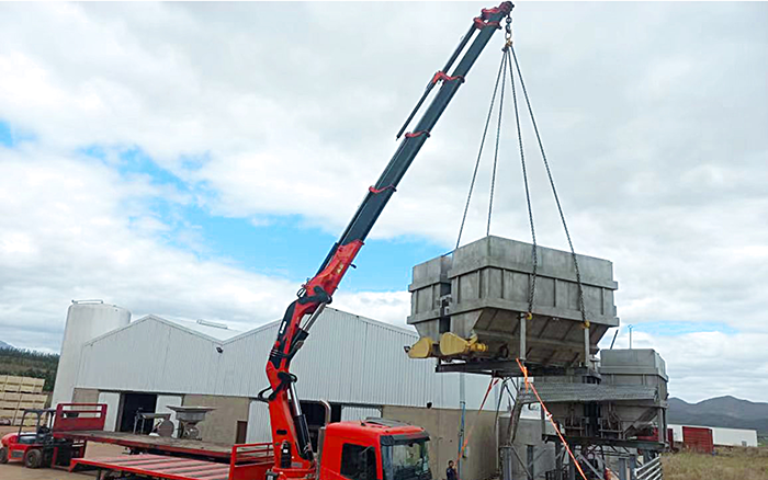 至尊国际SQZ660折叠臂随车起重机助力外洋某酿酒工厂搬家转运