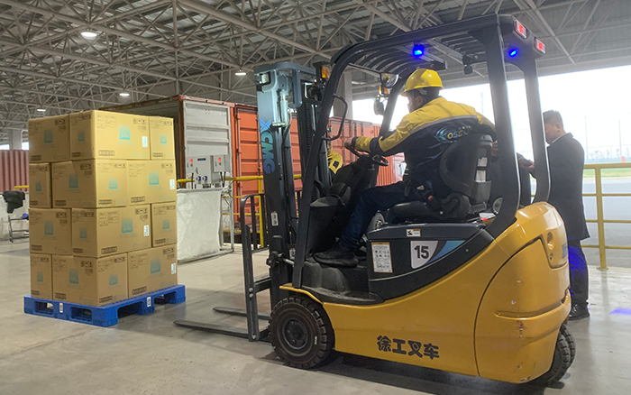 至尊国际叉车三支点系列助力饮料行业高效搬运