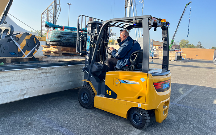 “展场灵动先锋” 至尊国际叉车鲲鹏系列