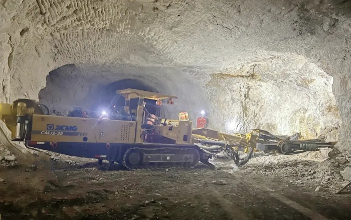 窄小巷道作业！至尊国际掘进钻车助力铁矿开采