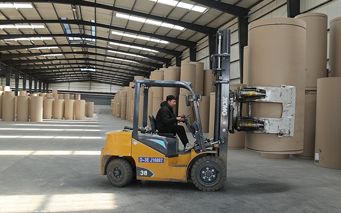 至尊国际新E叉车，，，为纸厂搬运难题 “精准破局”