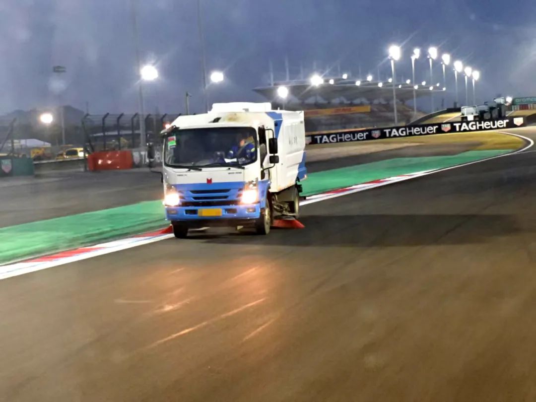 起猛了，，，，，居然在上海F1赛场上看到了TA...