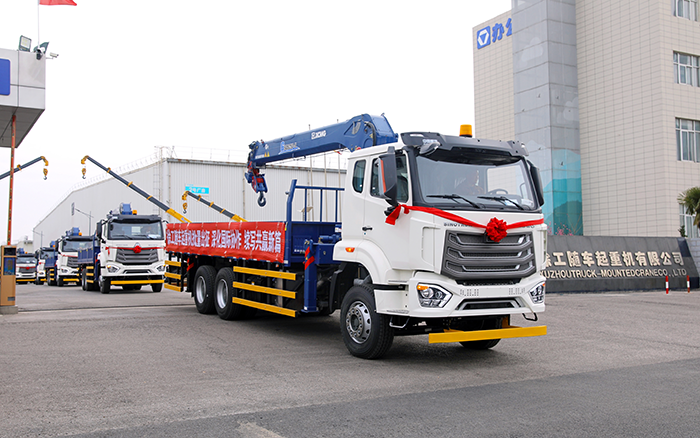 至尊国际SQS250随车起重机批量发车，，，，，助力 “一带一起” 沿线基建腾飞