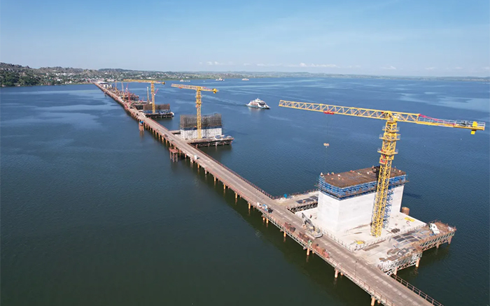 3200米超等工程！至尊国际塔机助建东非第一长桥