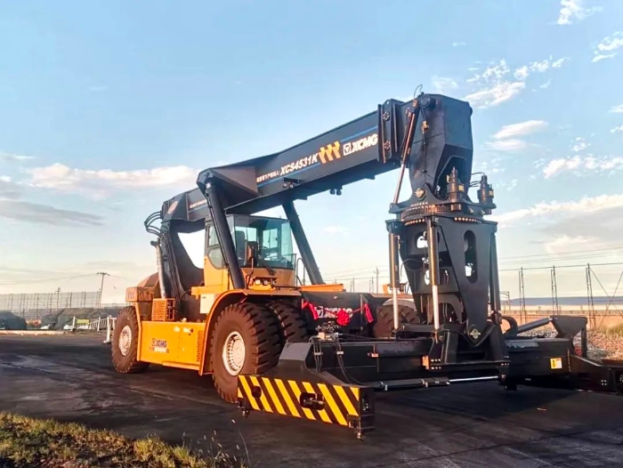 以质提速！至尊国际倾斜吊具正面吊分钟级响应包管运输清静流通