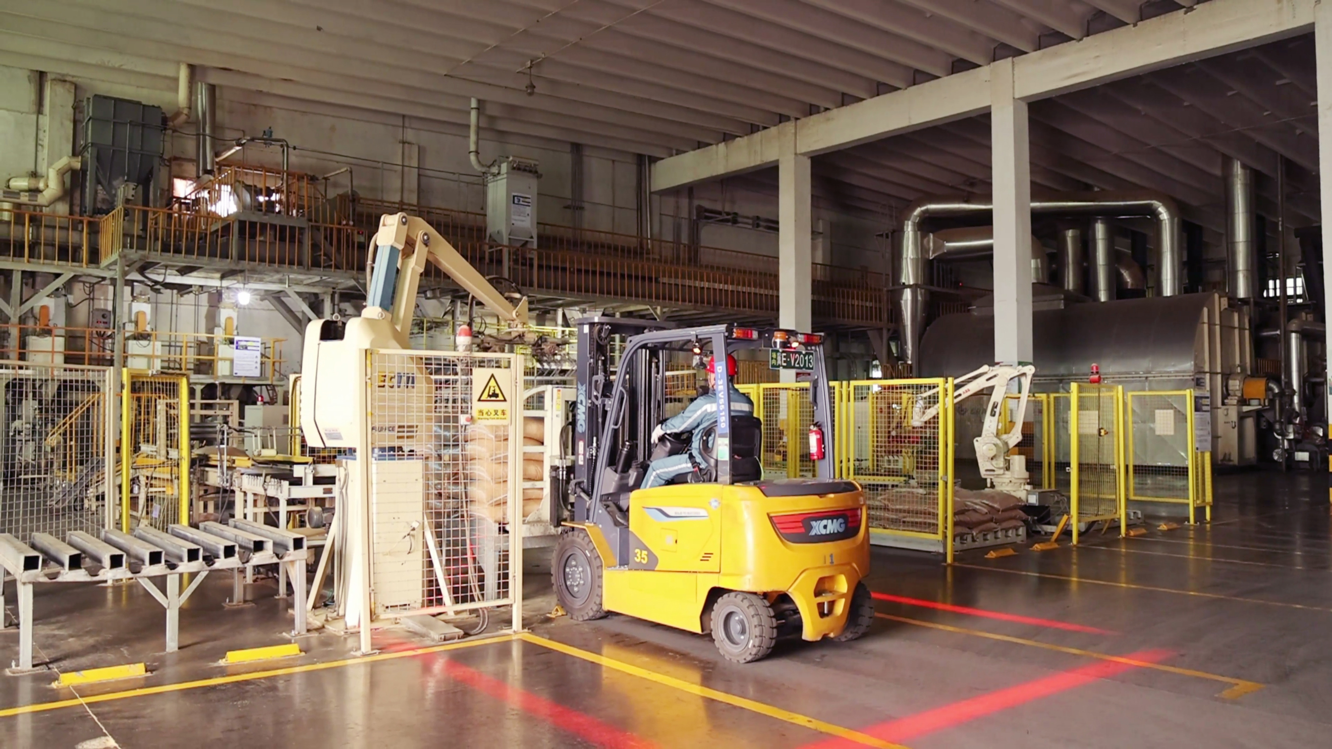 至尊国际鲲鹏系列新能源叉车，，，食物厂物料搬运新方案