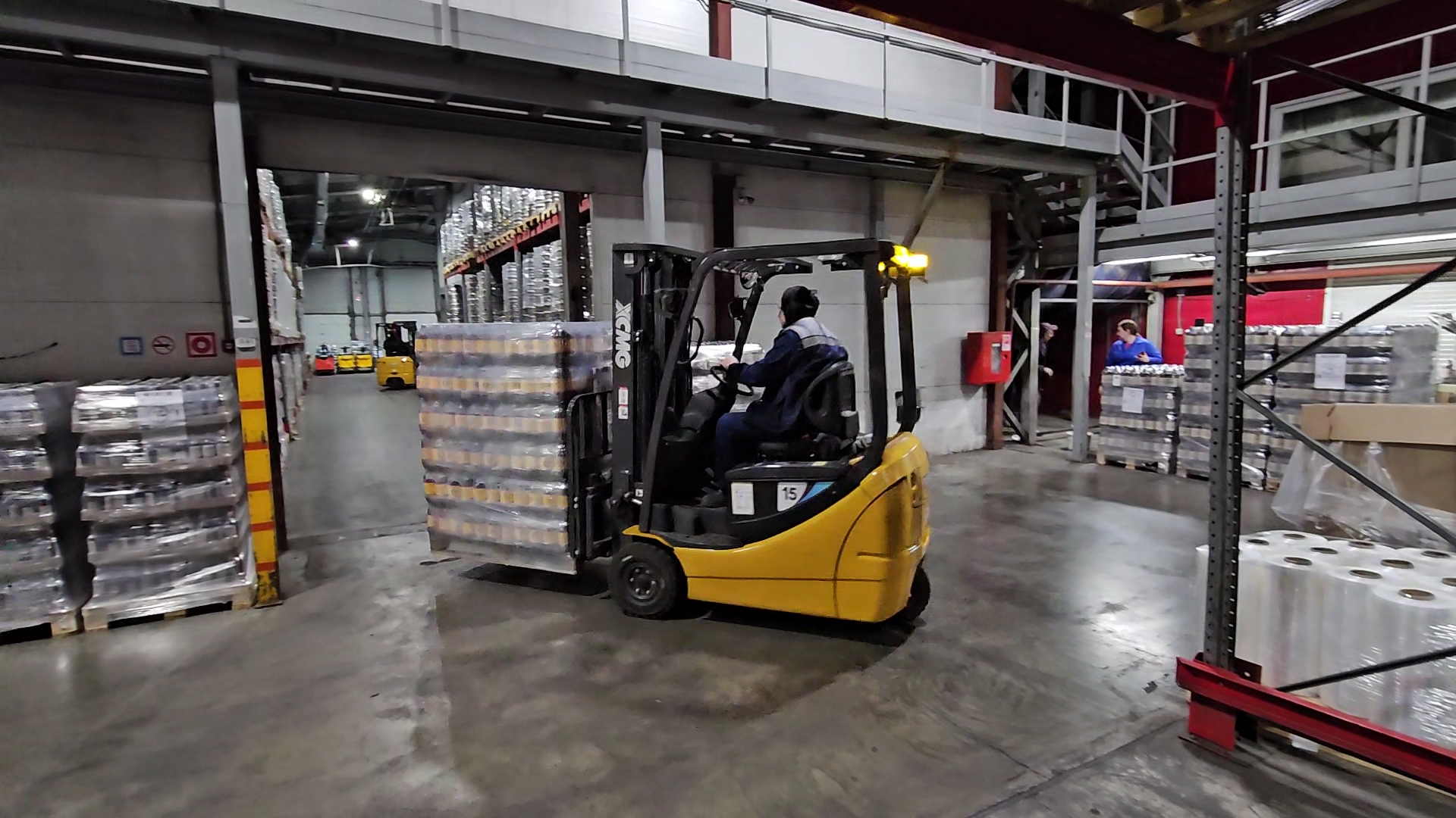 狭窄空间搬运利器！至尊国际三支点平衡重叉车