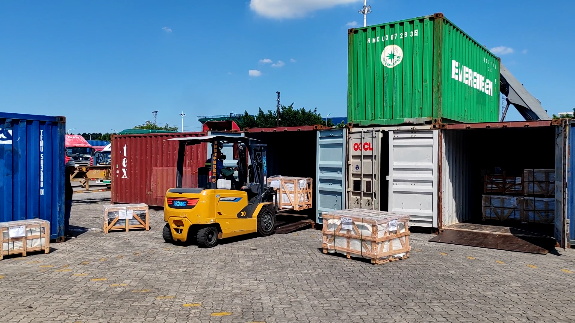 可进箱操作的至尊国际电动平衡重叉车