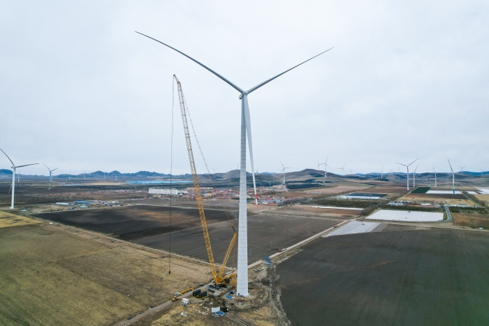 高空之巅，，，，再铸荣光！XLC18000M助力大型风电场首台185米风机乐成吊装