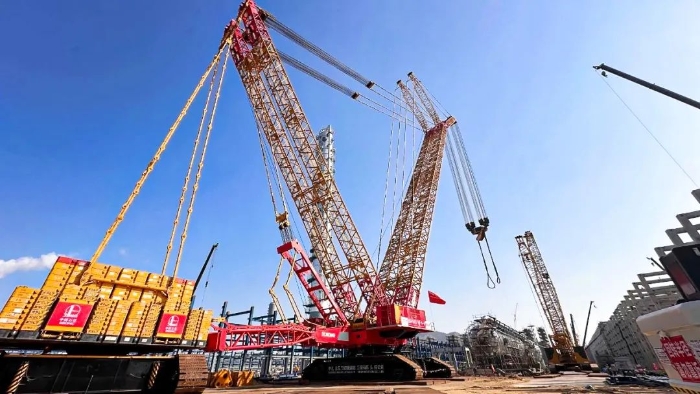 全球首台问世的4000吨履带式起重机，，，，再创海内吊装新纪录！