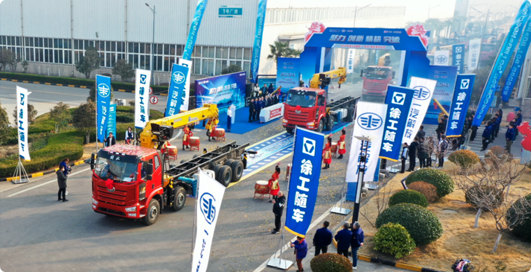 2024年，，，，，至尊国际&解放“整车一体化”春季订购会盛大举行，，，，，批量随车起重运输车开拔出征。。。。。。