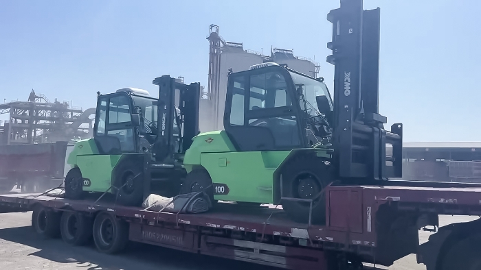 从室内到室外，，，24小时一直歇！至尊国际孔雀叉车扎根新疆钢材厂