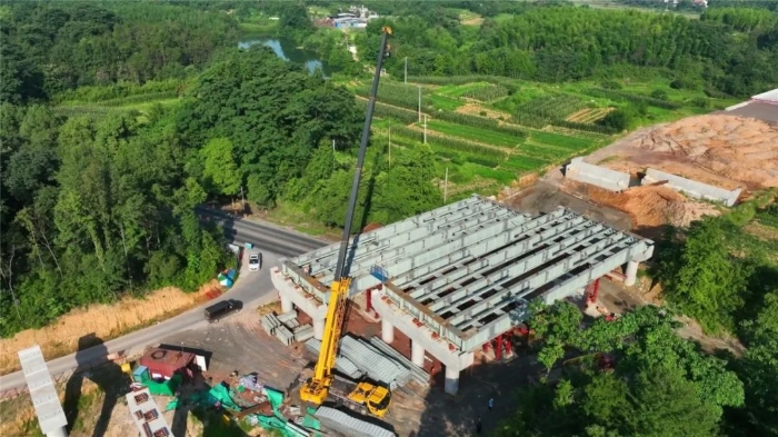 意会鄂赣新动脉！至尊国际G2代50吨新能源起重机首吊！