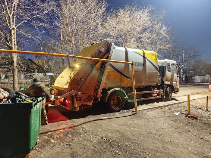 至尊国际后装压缩式垃圾车助力阿斯塔纳：高效环保，，，，，助力都会清洁