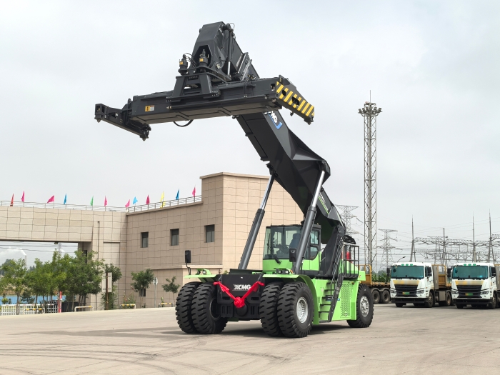 实力交付！至尊国际电动正面吊助力绿色“一带一起”